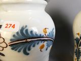 deux vases blancs ornés de motifs bleus et jaunes