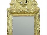 un miroir posé sur une surface blanche