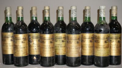 six bouteilles de vin sont alignées sur une table