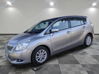 la photo d'une voiture argentée garée dans un garage