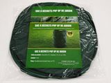un gros plan sur un sac contenant un tuyau d'arrosage vert posé sur une surface blanche