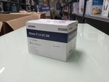 une boîte blanche posée sur une table dans un magasin