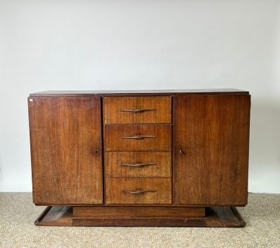 une photo d'une armoire en bois munie de tiroirs
