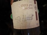 une bouteille de vin posée sur une table