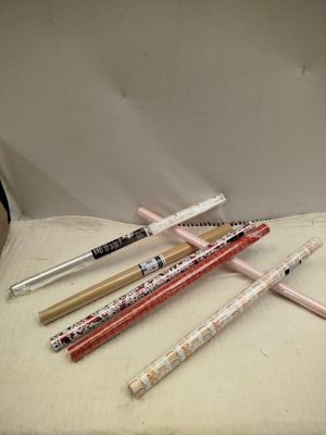 un grand nombre de stylos posés sur une table