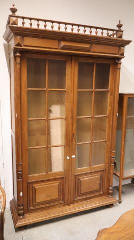 Bibliothèque de style Henri II ouvrant à deux portes vitrées H : ...