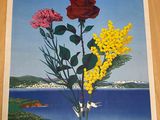 une photo d'une affiche représentant des fleurs posées sur une table en bois