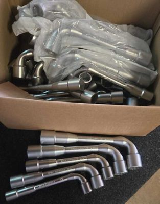 une boîte remplie de différents types de tuyaux et de raccords