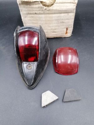 une petite boîte avec une lumière rouge et un petit morceau de pierre