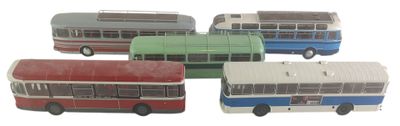 quatre petits bus qui sont rangés les uns à côté des autres