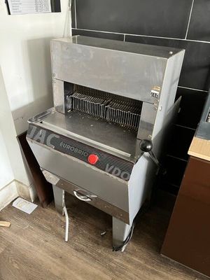 a machine that is sitting on the floor in the kitchen