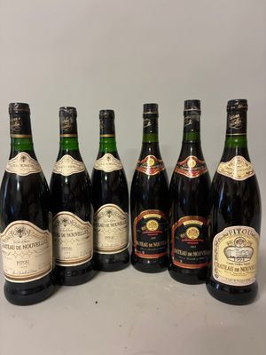 six bouteilles de vin sont alignées sur une table