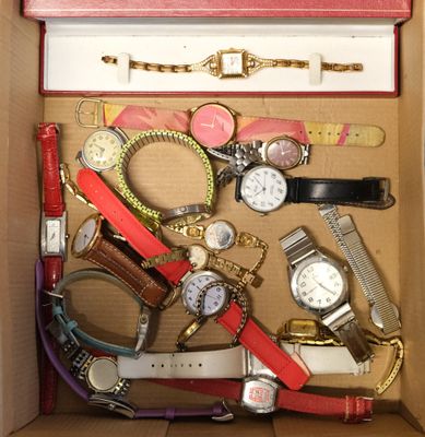 une boîte remplie de montres et de bracelets de toutes sortes