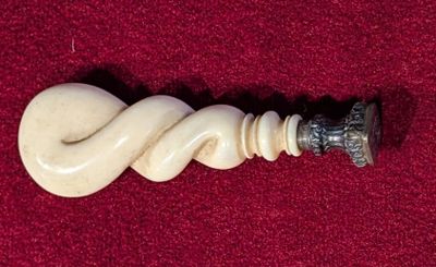 Cachet en os sculpté - H. 9 cm