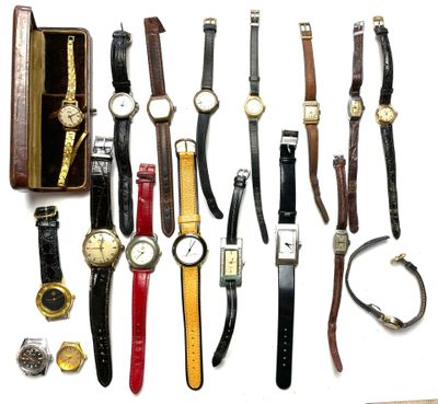 un grand nombre de montres posées sur une table