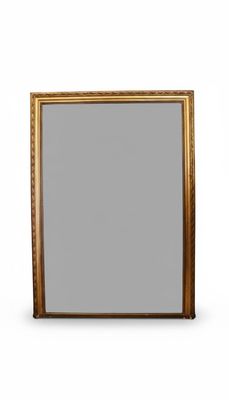 une image d'un miroir encadré d'or sur un fond blanc
