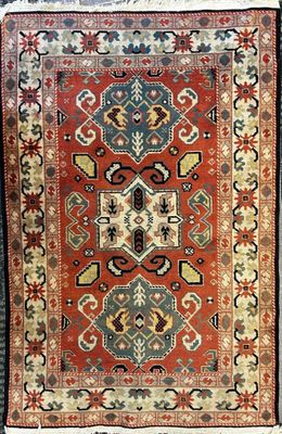 un tapis rouge et bleu orné d'un motif richement décoré