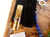 un plateau en bois sur lequel sont disposés plusieurs bijoux