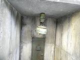 des toilettes situées au milieu d'un mur en béton