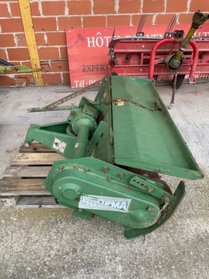une machine verte posée sur une palette