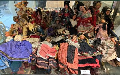 Importante collection de poupées folkloriques et diverses.
