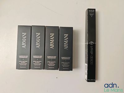 Les trois mascaras sont posés les uns à côté des autres sur la table