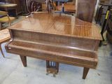 un piano posé au milieu d'une pièce