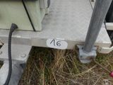 une remorque métallique à laquelle est fixé un tuyau