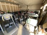 tout un tas de machines différentes dans un garage où il y a plein de trucs