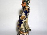 une figurine représentant un homme coiffé d'un chapeau
