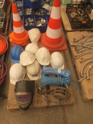 de nombreux types d'engins de chantier exposés dans le hall