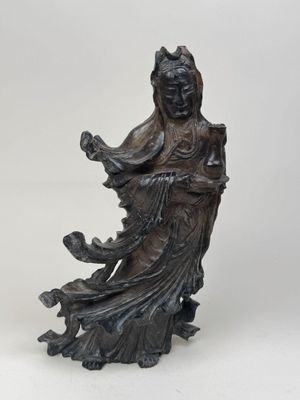 une image représentant une statue d'une femme tenant un oiseau dans la main
