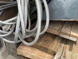 un tas de bois et un tas de tuyaux sur une palette