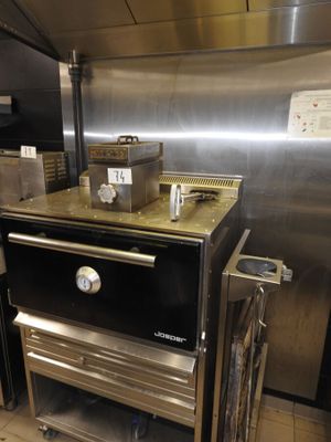 une cuisinière située au milieu d'une cuisine
