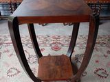 une petite table surmontée d'une étagère