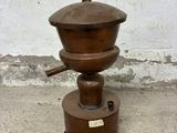 une petite casserole en métal posée sur une cuisinière