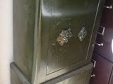 une armoire verte dans un coin de la pièce