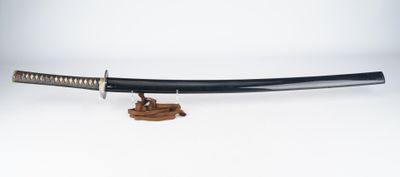 un sabre de samouraï noir avec une poignée en bois sur fond blanc