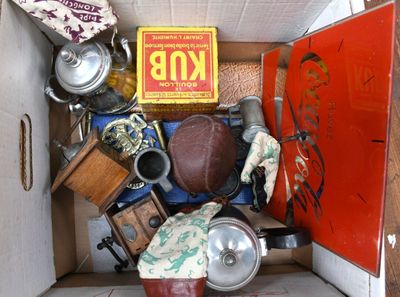 une boîte en carton remplie d'ustensiles de cuisine divers