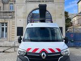 une camionnette blanche garée devant un bâtiment