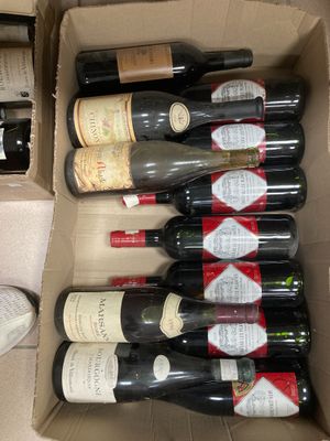 plusieurs bouteilles de vin se trouvent dans un carton sur une table