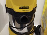 un aspirateur jaune posé sur un plan de travail