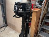 un moteur posé sur un support dans un garage