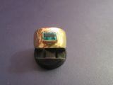 l'image d'une bague contenant une pierre verte
