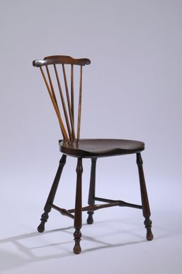 une chaise en bois avec une assise noire sur fond blanc