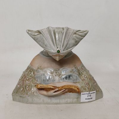 un vase blanc surmonté d'un coquillage