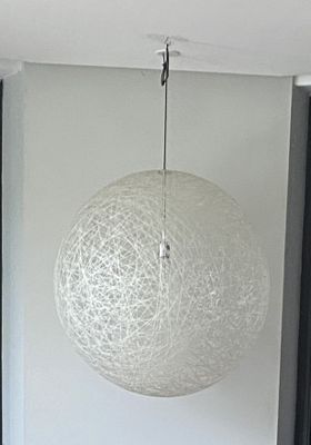 une lampe blanche suspendue au plafond d'une pièce