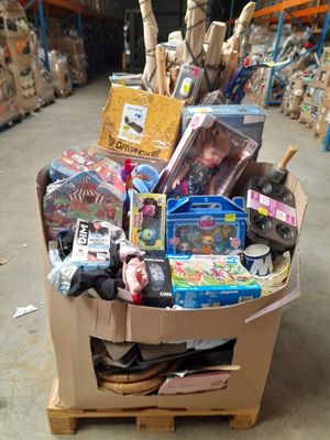 une boîte en carton remplie de jouets dans un entrepôt