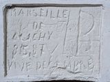 un gros plan d'une plaque en pierre sur laquelle figurent des inscriptions