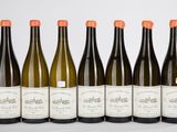six bouteilles de vin sont alignées dans une rangée